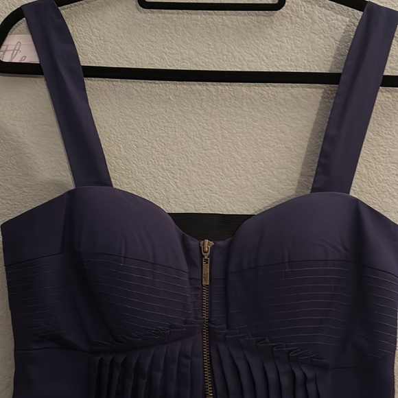Beautiful Dark blue. Material is nice and soft. Gorgeous details. - Picture 6 of 10